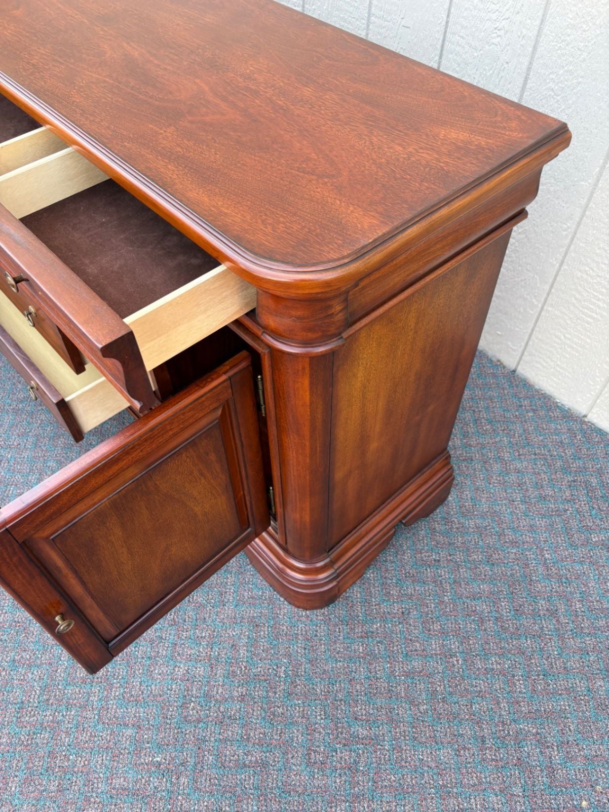 67655 Elegant Mahogany Sideboard with Drawers and Cabinets