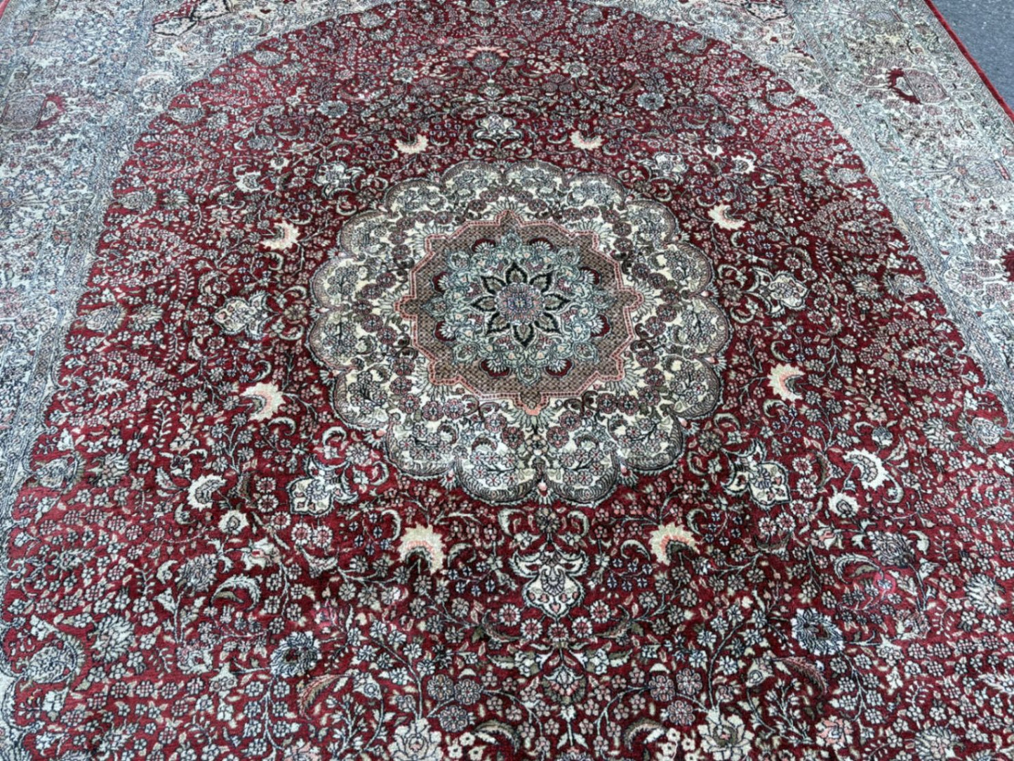 RUG02  Large Traditional Persian Style Wool Area Rug with Medallion Design