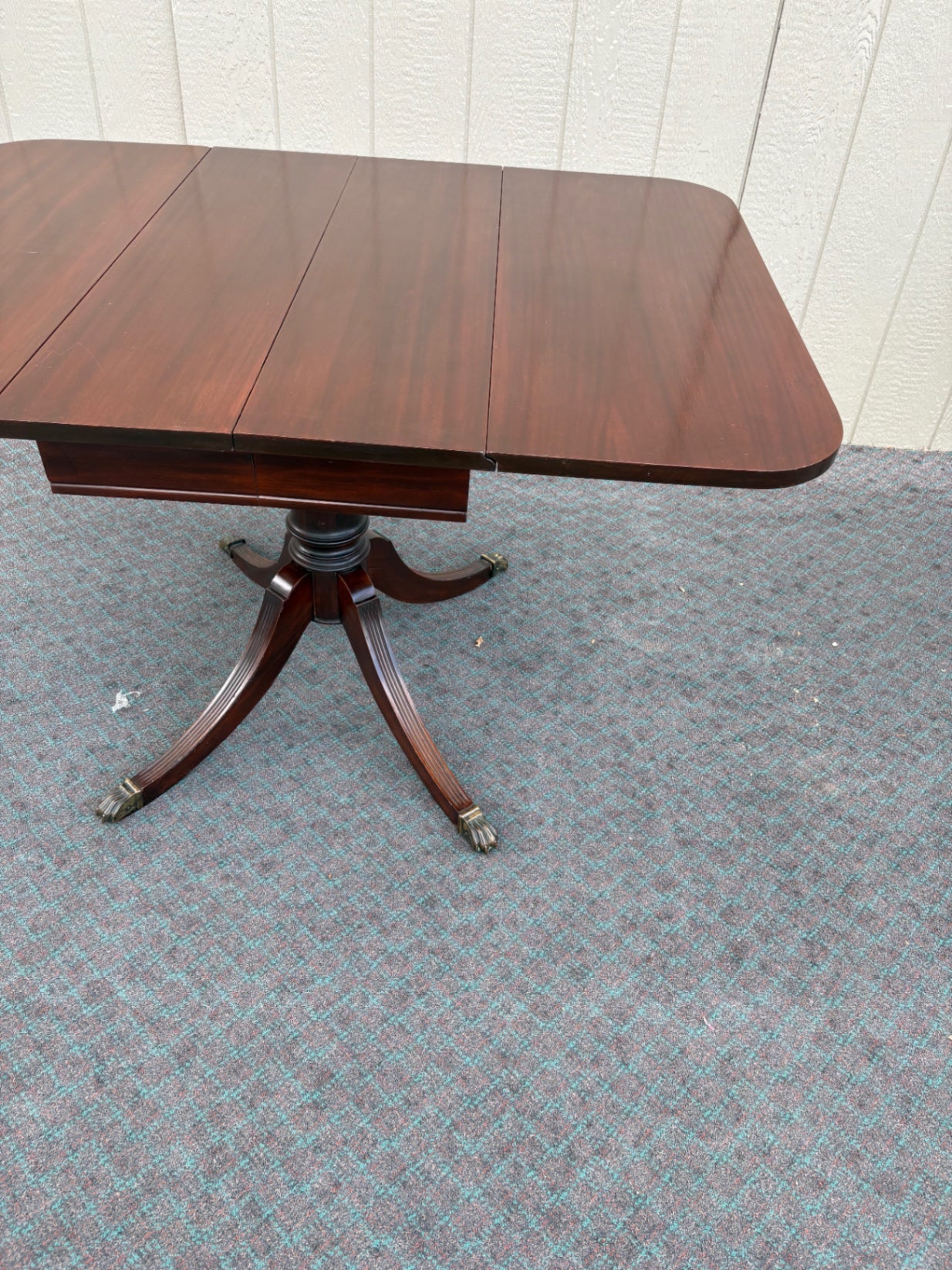 68092  Elegant Duncan Phyfe Drop Leaf Dining Table with Mahogany Finish