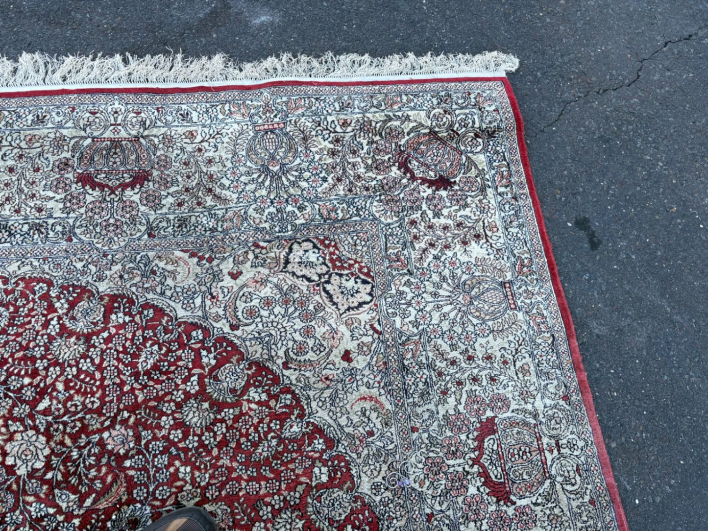 RUG02  Large Traditional Persian Style Wool Area Rug with Medallion Design