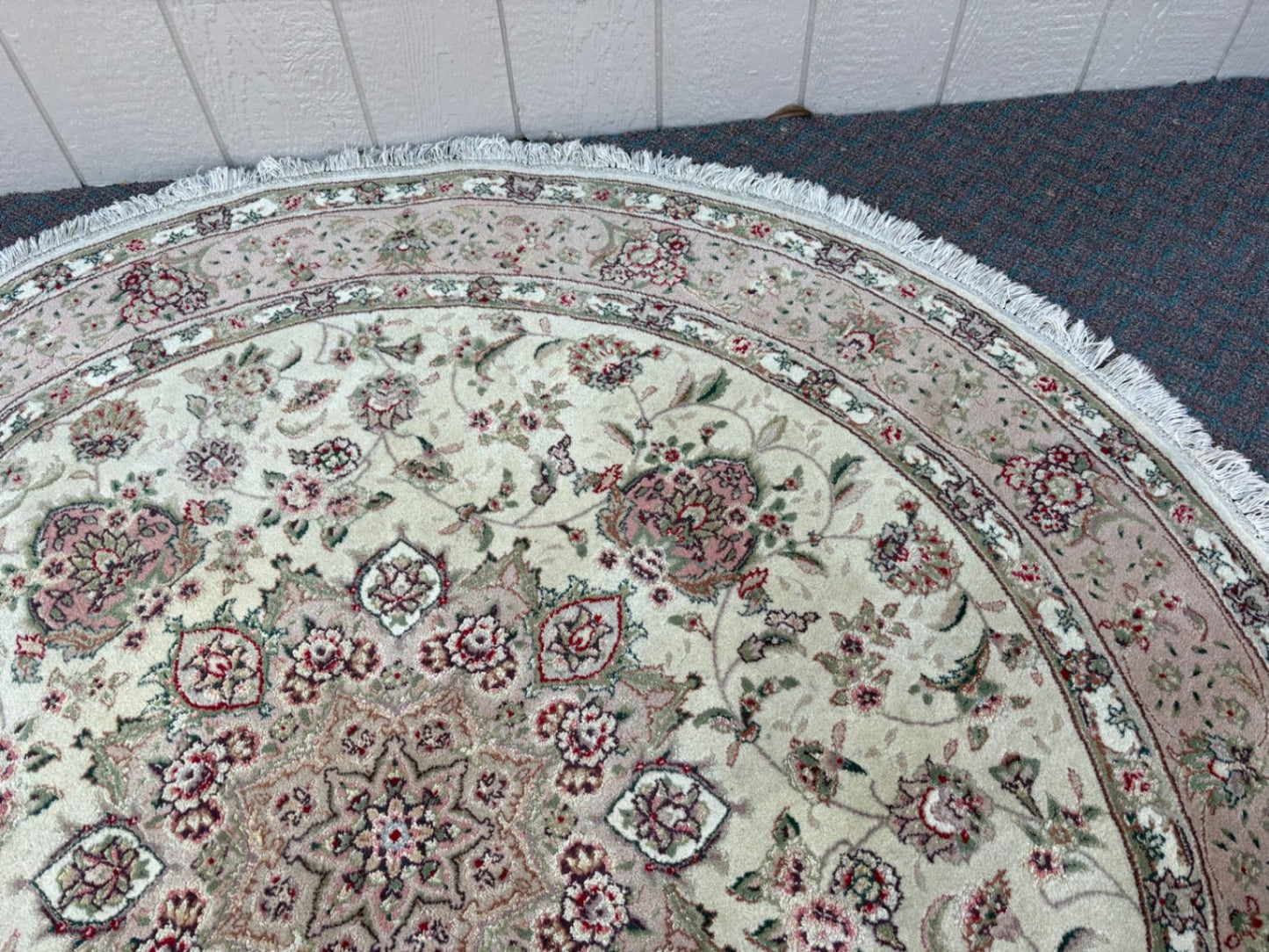 RUG06 Round Oriental Rug with Floral Medallion Design, Wool Blend