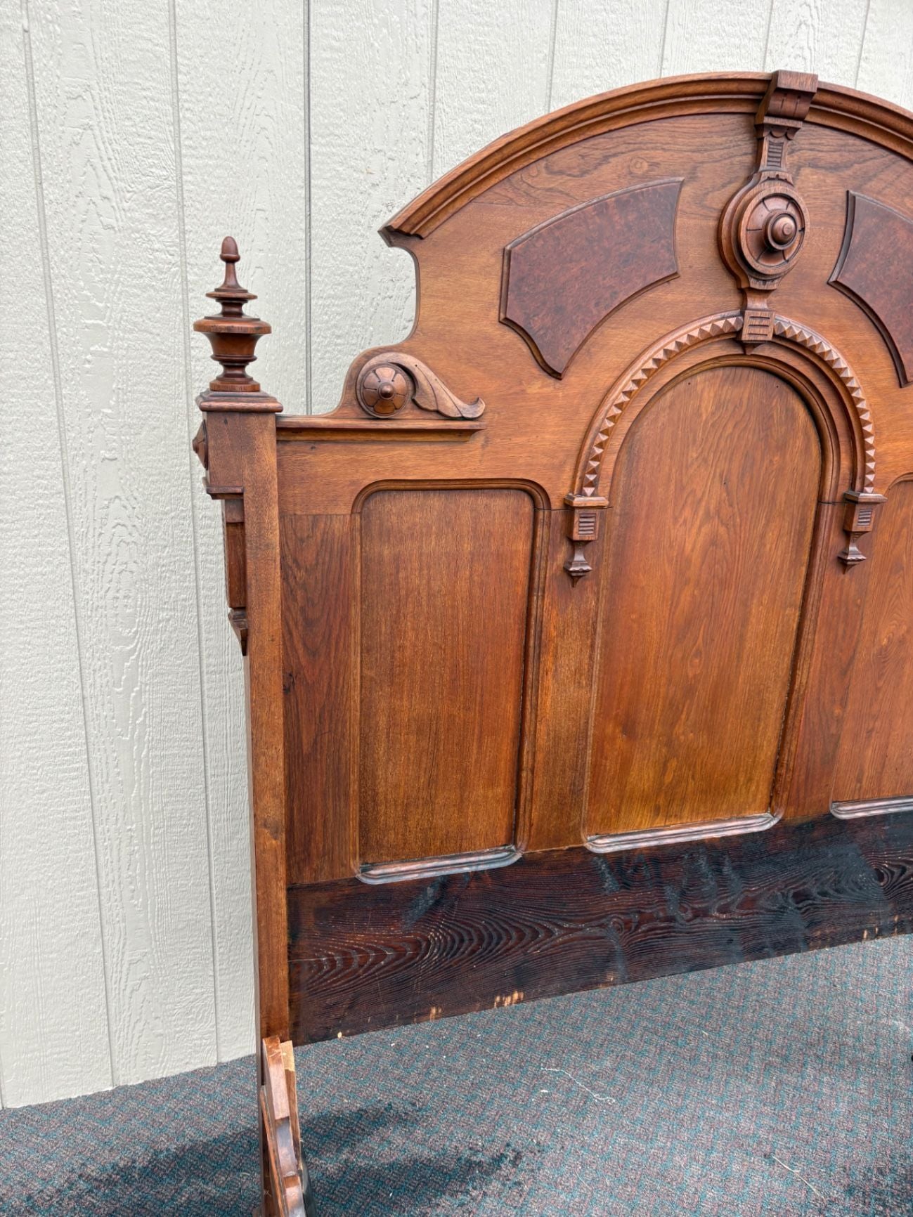 67434  Victorian Full Size Bed with Intricate Carved Headboard