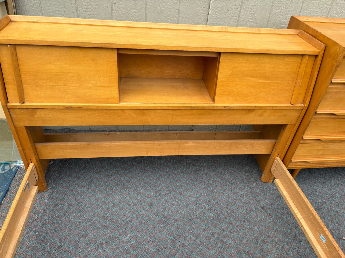 68148  Mid-Century Modern Crawford Bedroom Set with Mirror and Bed Frame