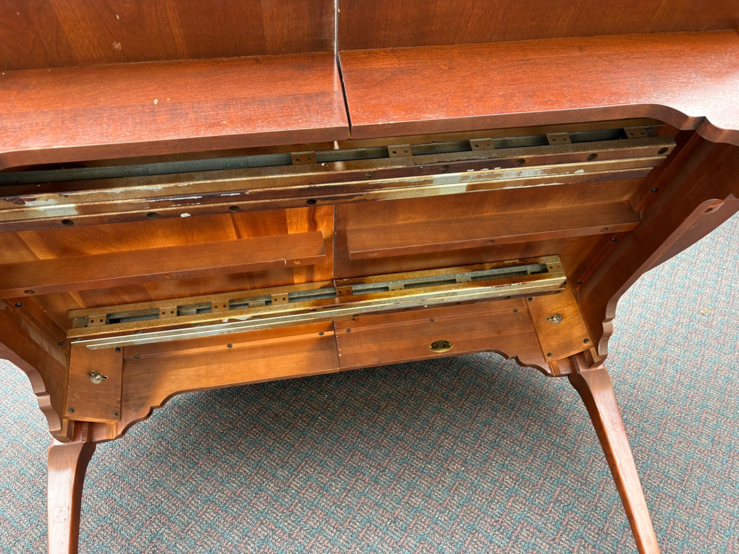 67536 Hitchcock Queen Anne Style Dining Table with 3 Leaves TOP 94" x 42"