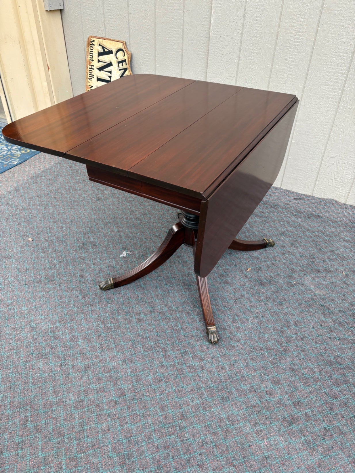 68092  Elegant Duncan Phyfe Drop Leaf Dining Table with Mahogany Finish
