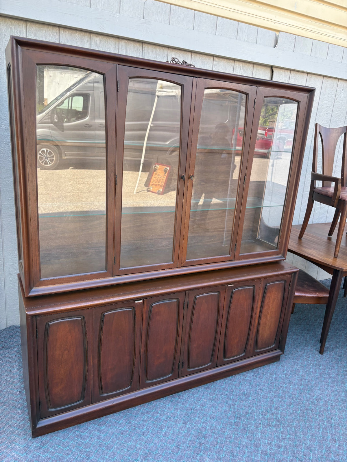 68135 Mid-Century Modern Dining Set with Hutch and Six Chairs