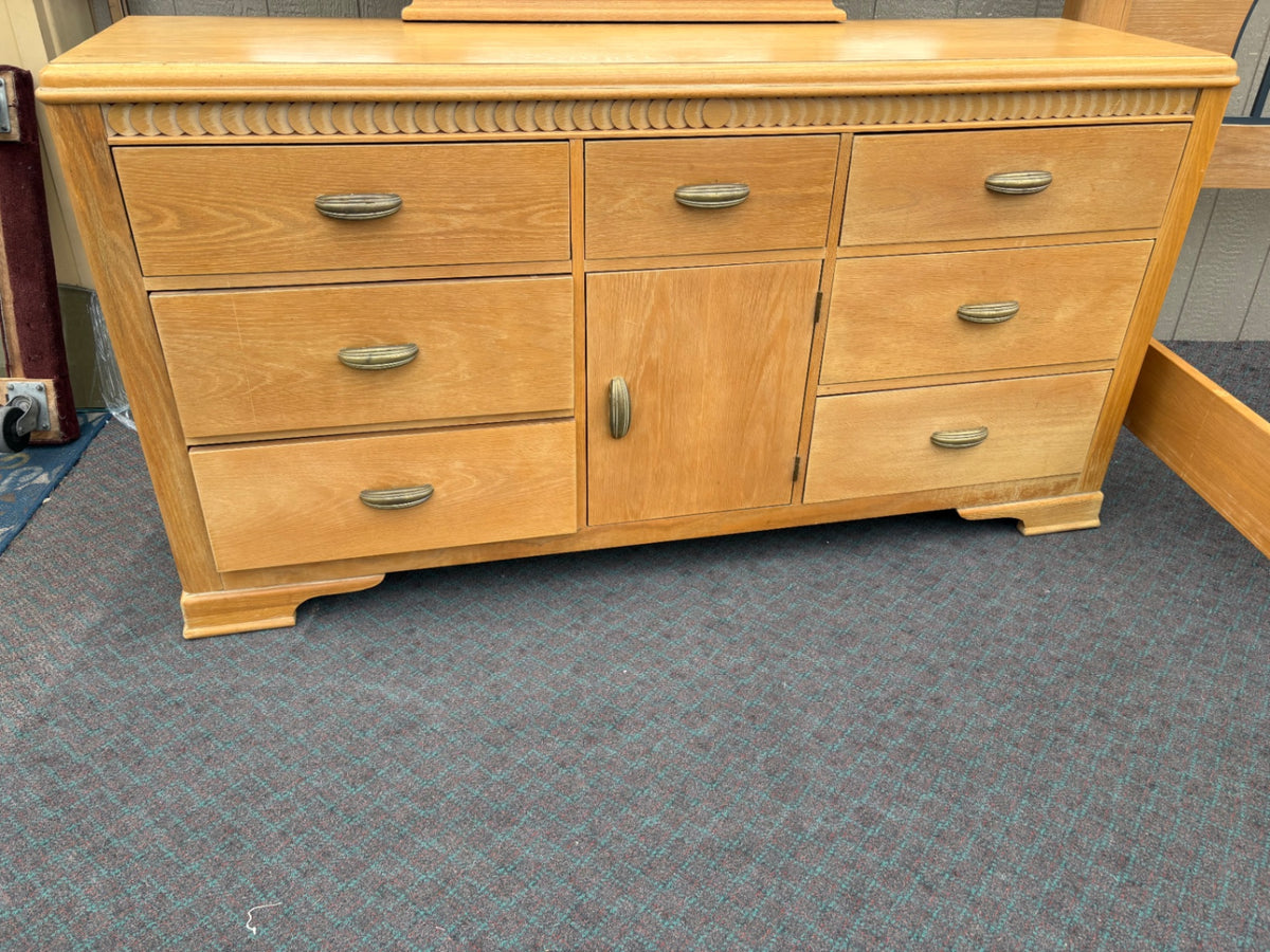 68156 BROYHILL Queen size bed Dresser w/mirror and nightstand Bedoom set