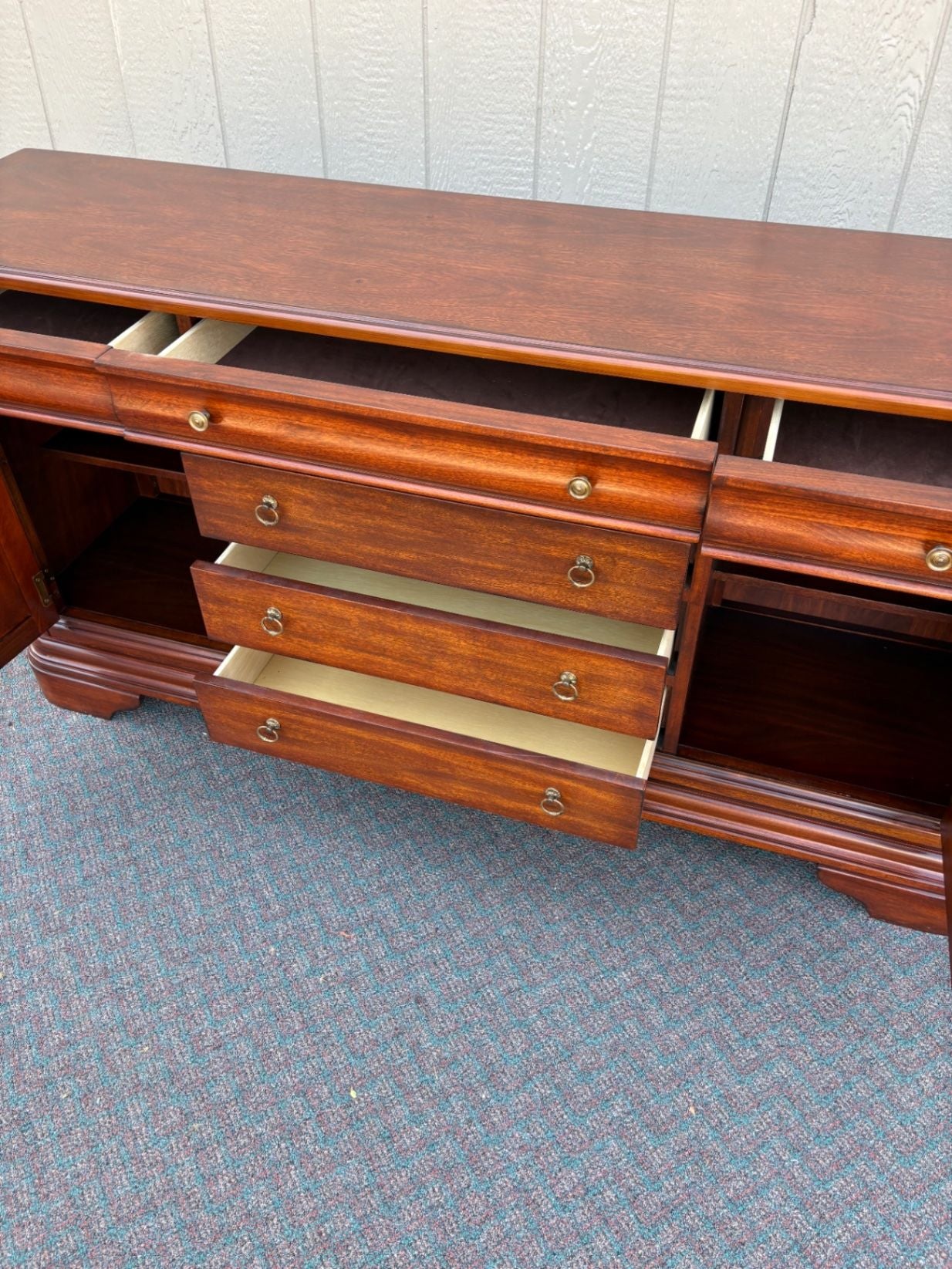67655 Elegant Mahogany Sideboard with Drawers and Cabinets