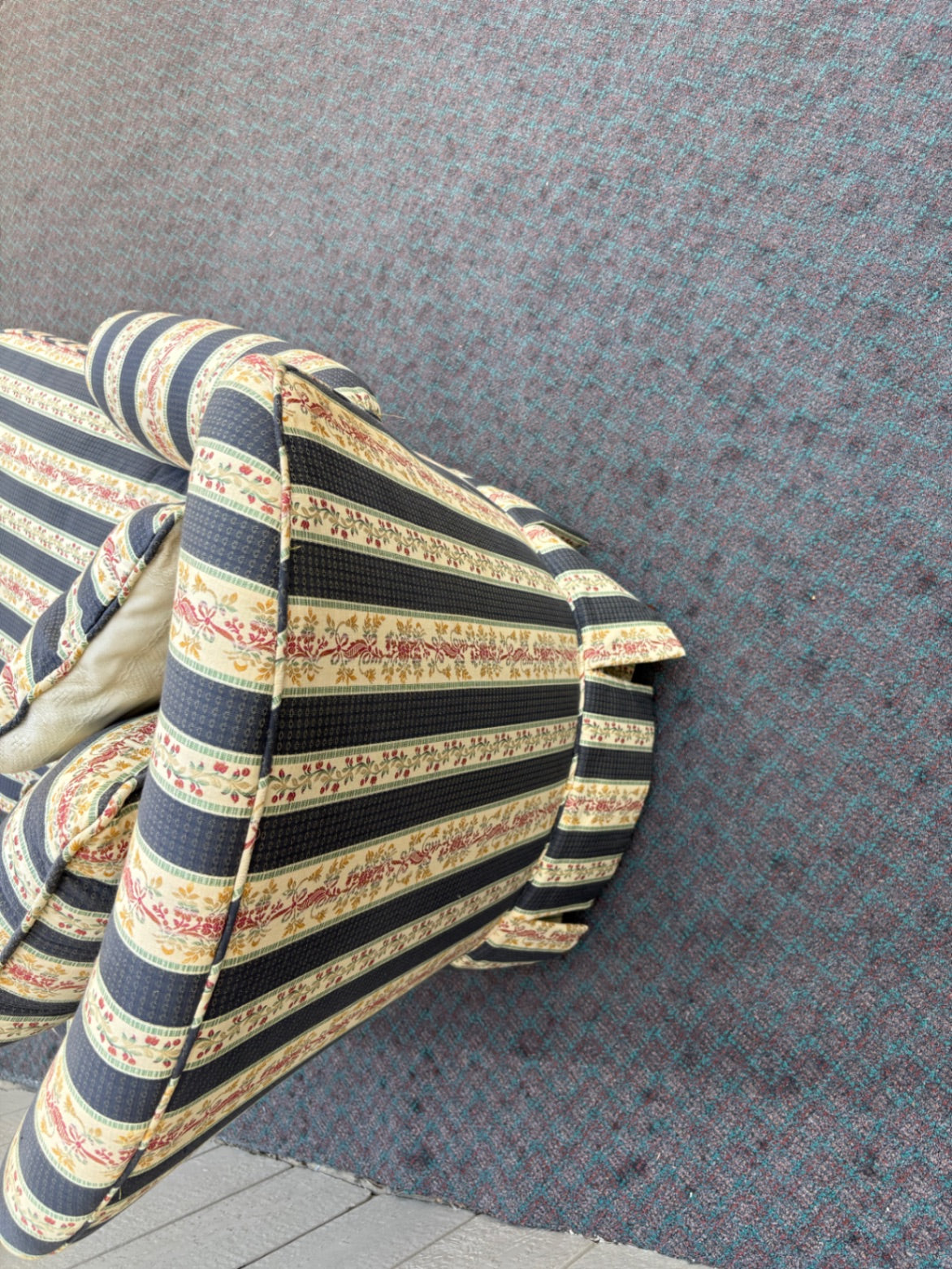 67963 Vintage Striped Upholstered Fainting Couch with Floral Accents