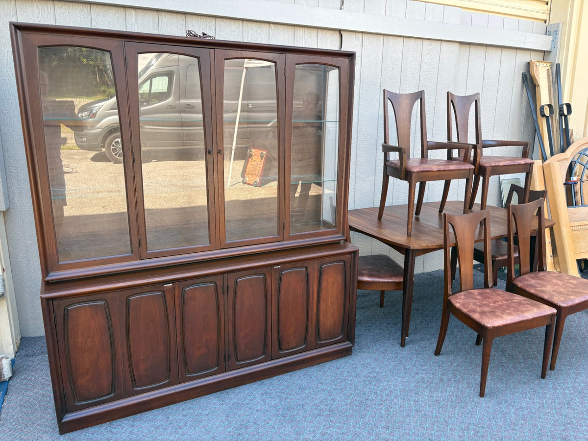 68135 Mid-Century Modern Dining Set with Hutch and Six Chairs
