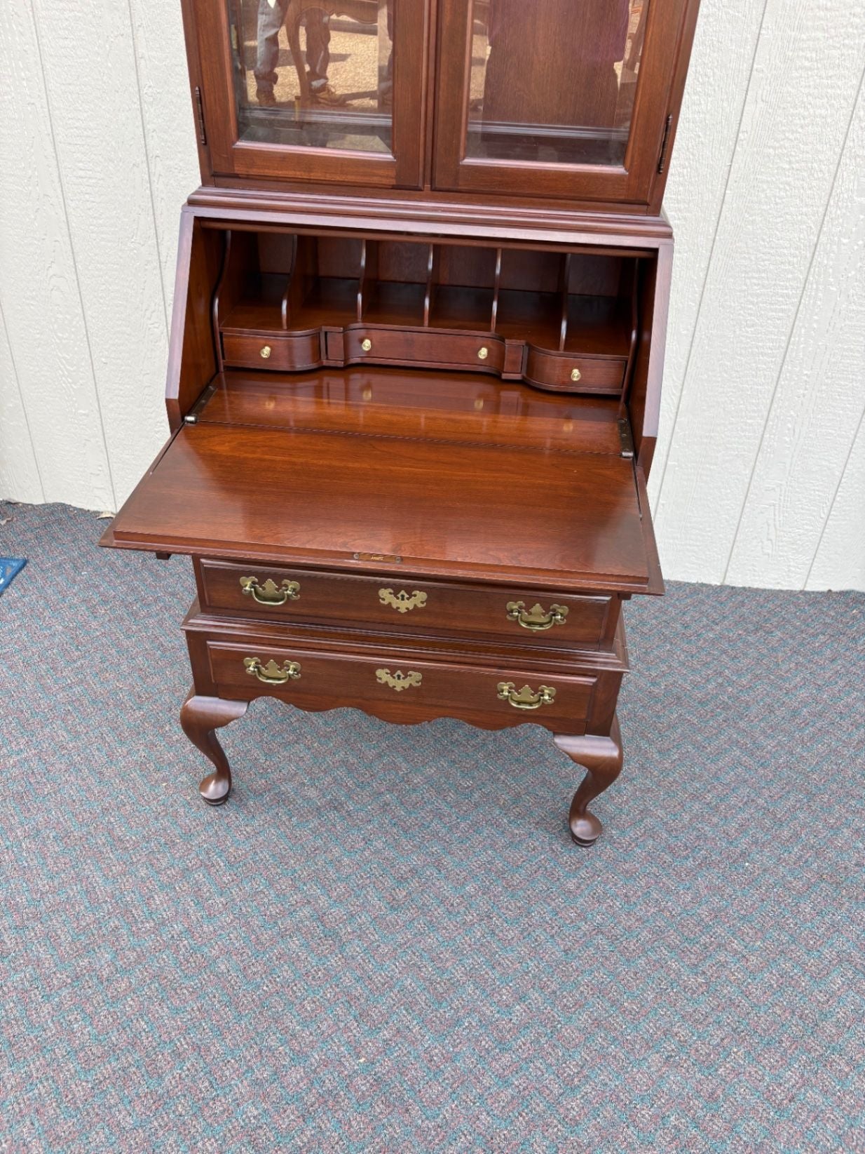 67580 Ethan Allen Traditional Secretary Desk with Hutch in Mahogany