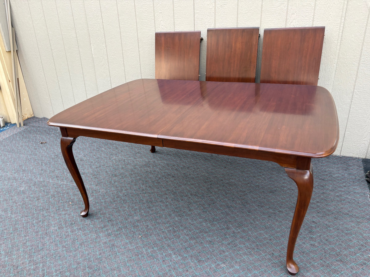 68164  Queen Anne Dining Table with 6 Chairs, Solid Wood, Elegant Design