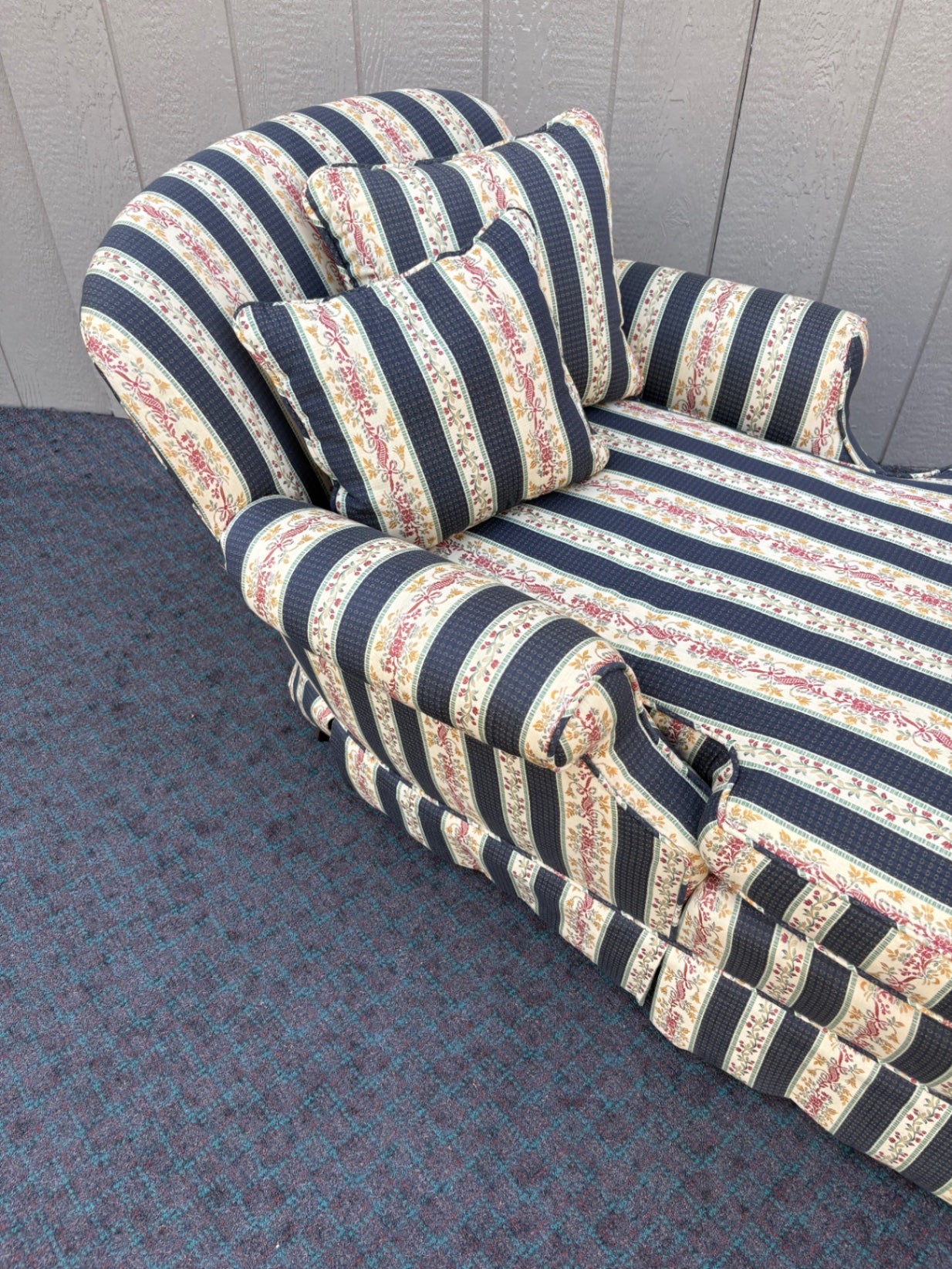 67963 Vintage Striped Upholstered Fainting Couch with Floral Accents
