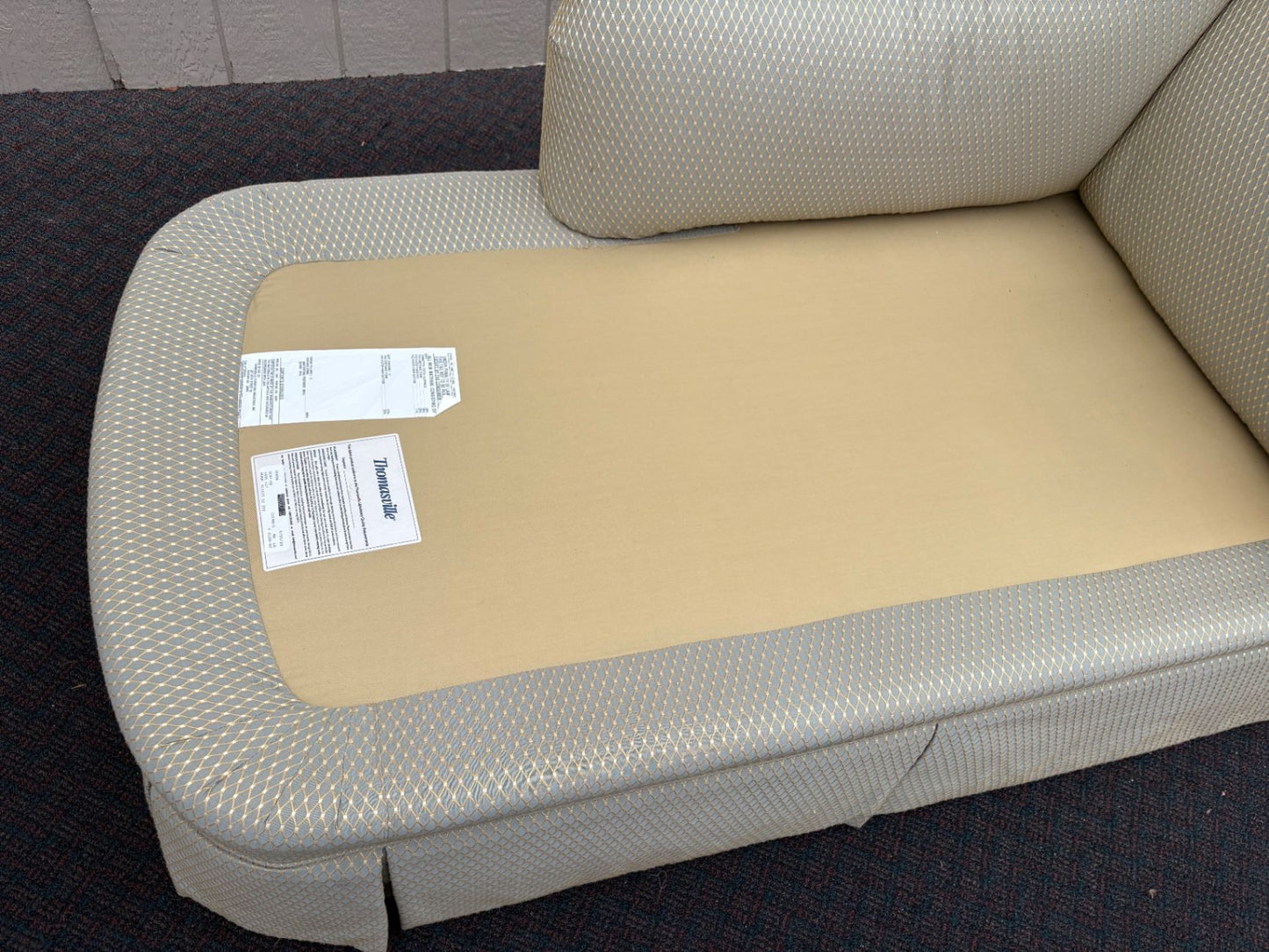 67531 Thomasville Upholstered Fainting Couch with Skirted Base