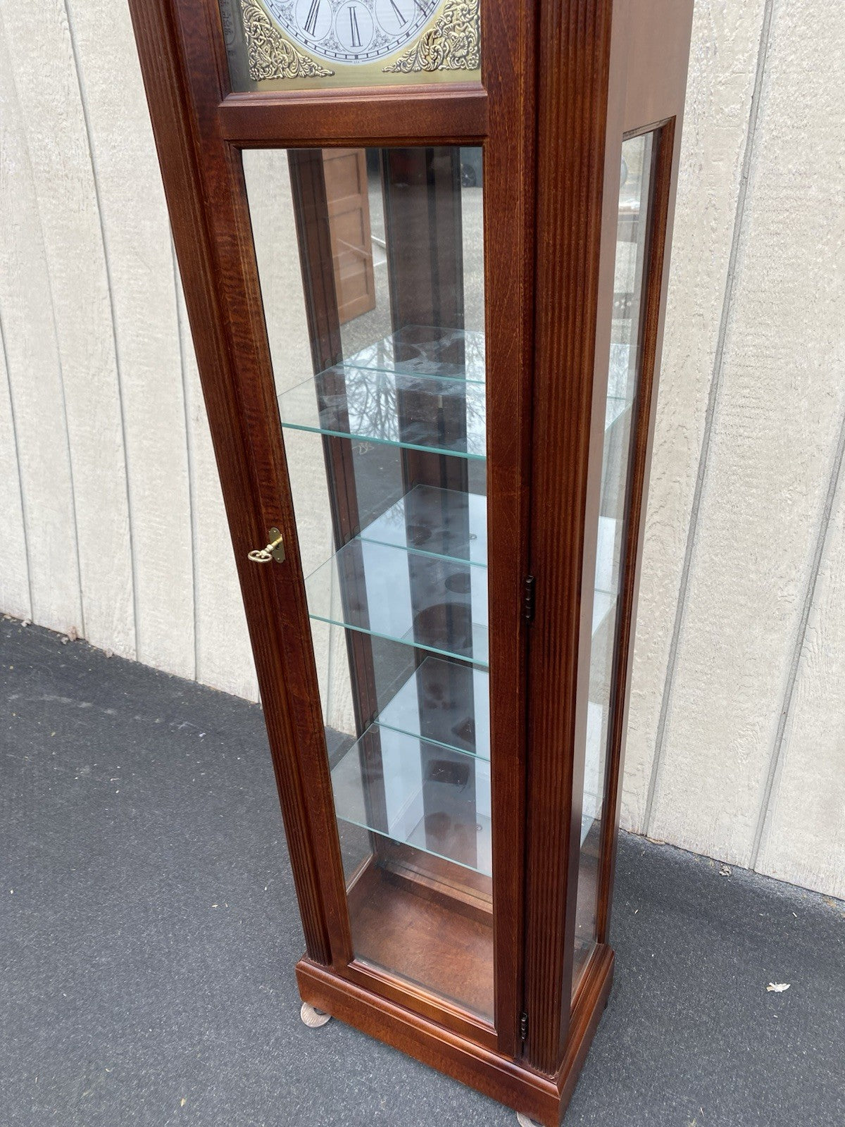 66472 HOWARD MILLER Mahogany Curio China Cabinet Clock