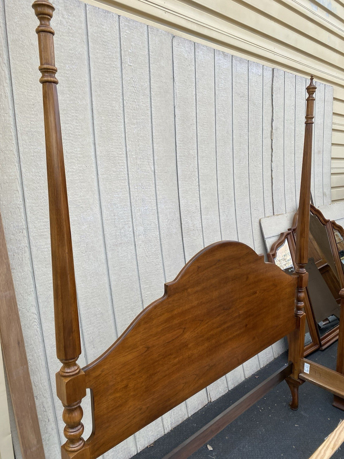 66572   THOMASVILLE Fisher  Park High Chest Dresser w/ Mirror Queen  Poster Bed