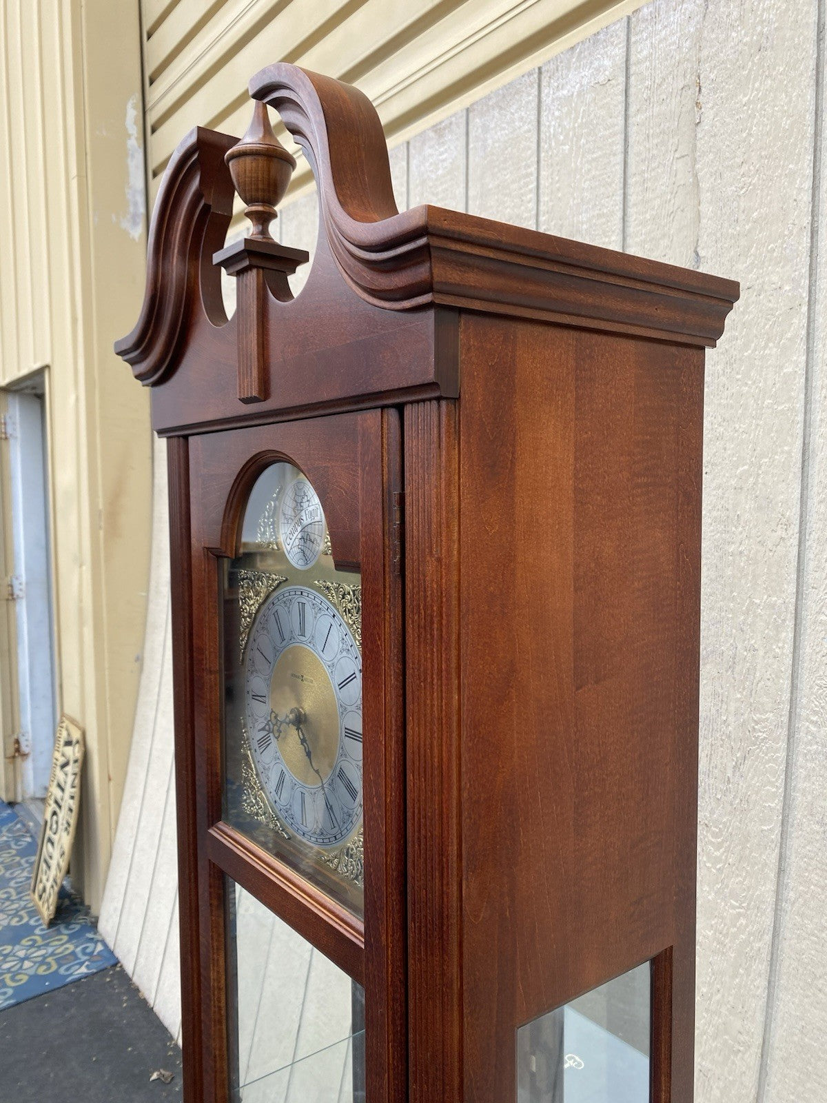 66472 HOWARD MILLER Mahogany Curio China Cabinet Clock