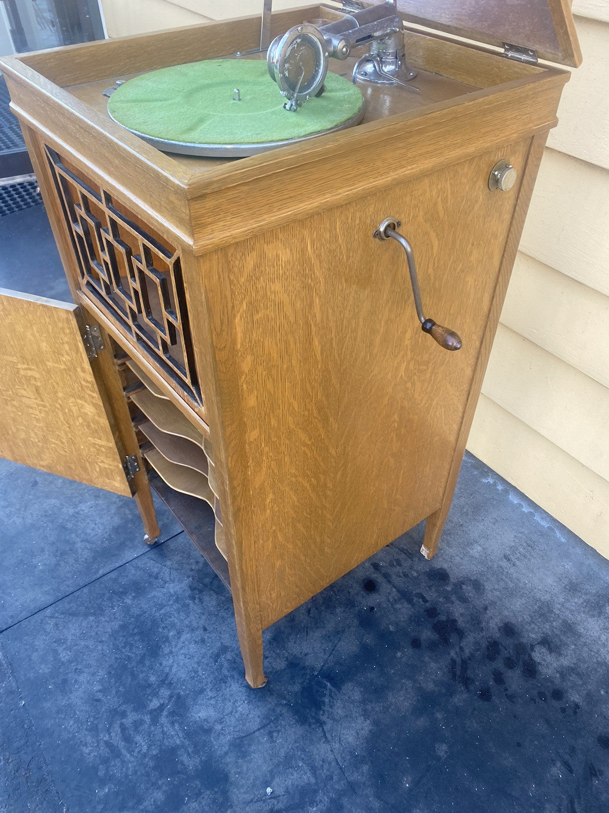 63818 Antique BRUNSWICK Oak Victrola PHONOGRAPH