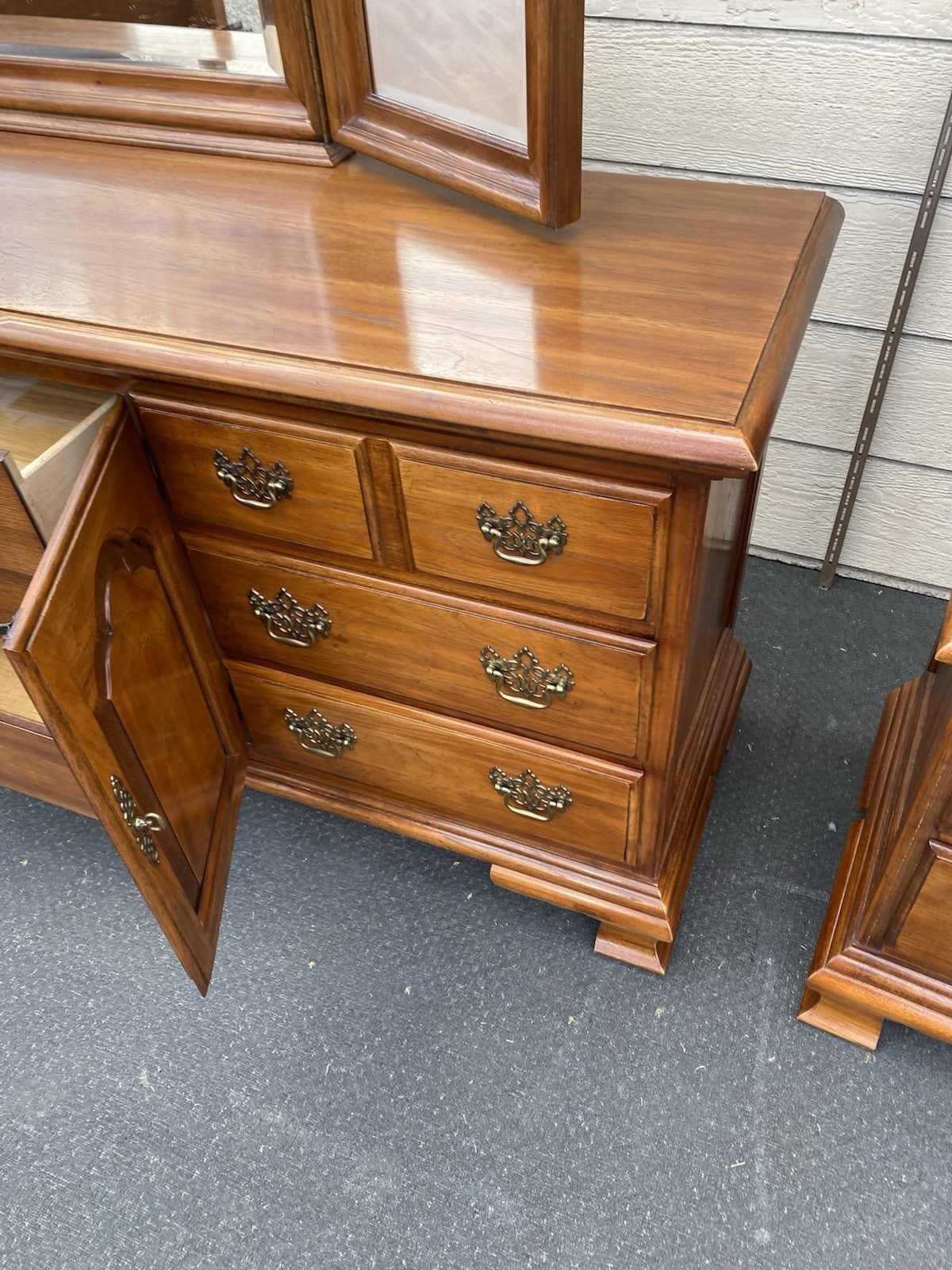 66572   THOMASVILLE Fisher  Park High Chest Dresser w/ Mirror Queen  Poster Bed