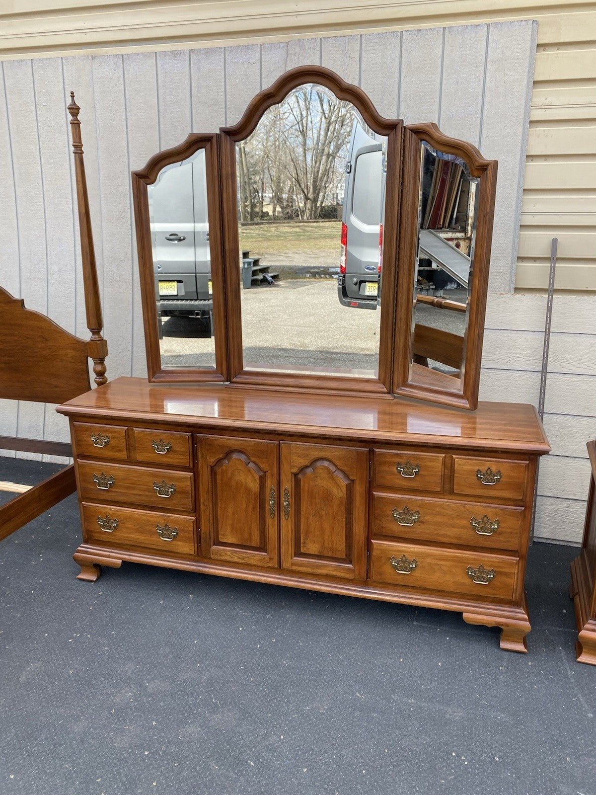 66572   THOMASVILLE Fisher  Park High Chest Dresser w/ Mirror Queen  Poster Bed