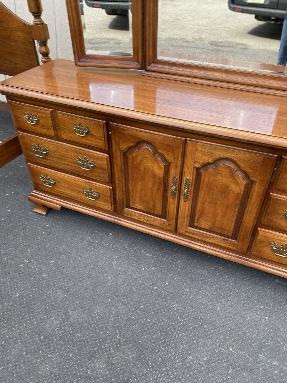 66572   THOMASVILLE Fisher  Park High Chest Dresser w/ Mirror Queen  Poster Bed