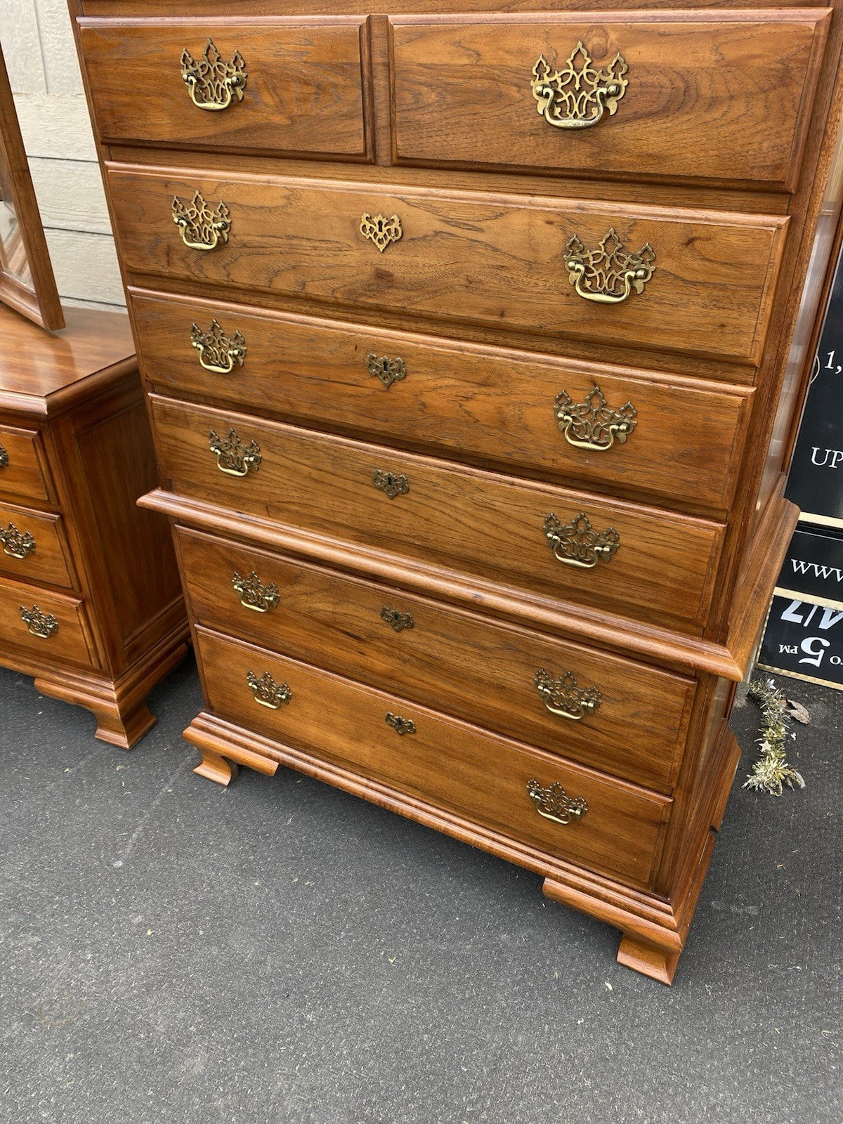 66572   THOMASVILLE Fisher  Park High Chest Dresser w/ Mirror Queen  Poster Bed