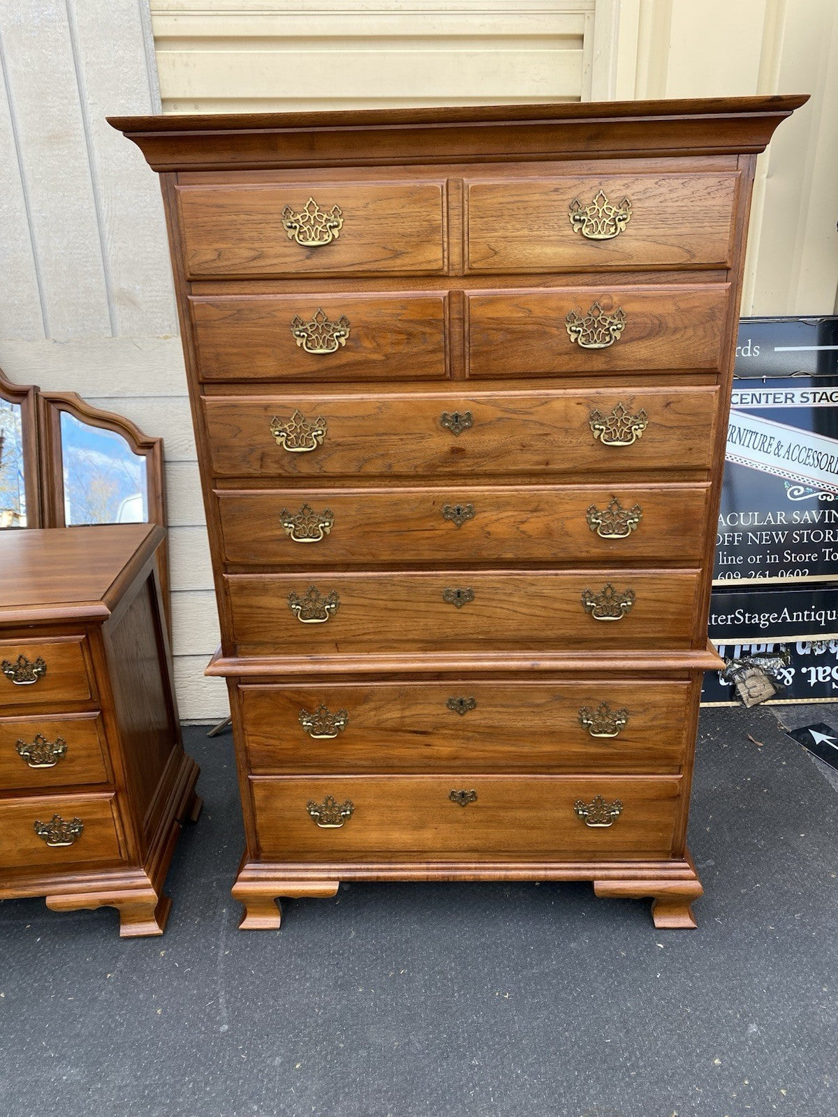 66572   THOMASVILLE Fisher  Park High Chest Dresser w/ Mirror Queen  Poster Bed