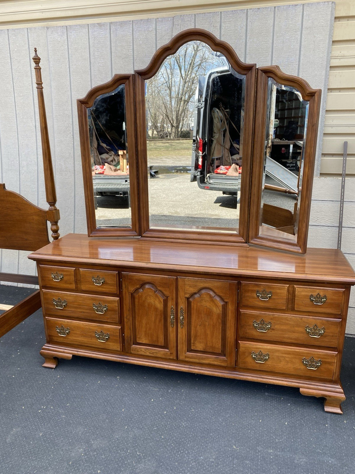 66572   THOMASVILLE Fisher  Park High Chest Dresser w/ Mirror Queen  Poster Bed