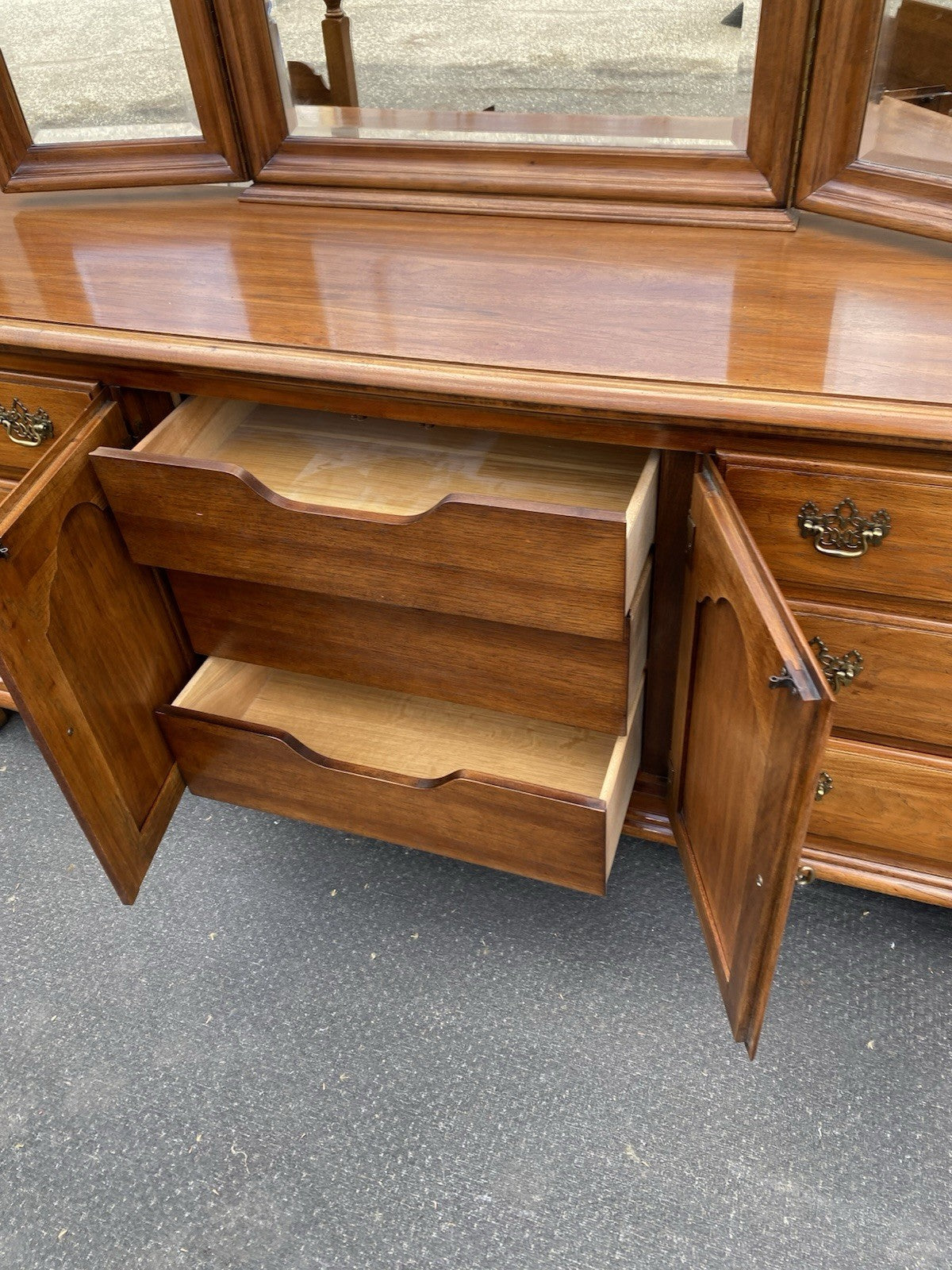 66572   THOMASVILLE Fisher  Park High Chest Dresser w/ Mirror Queen  Poster Bed