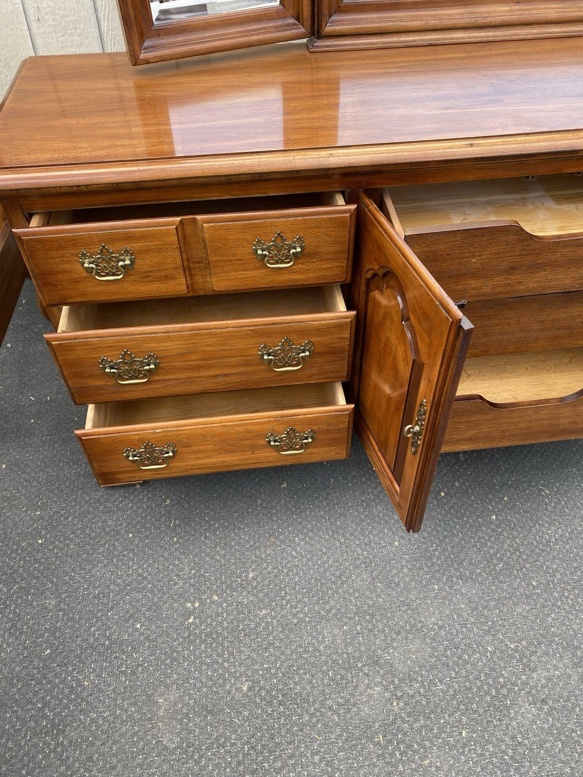 66572   THOMASVILLE Fisher  Park High Chest Dresser w/ Mirror Queen  Poster Bed