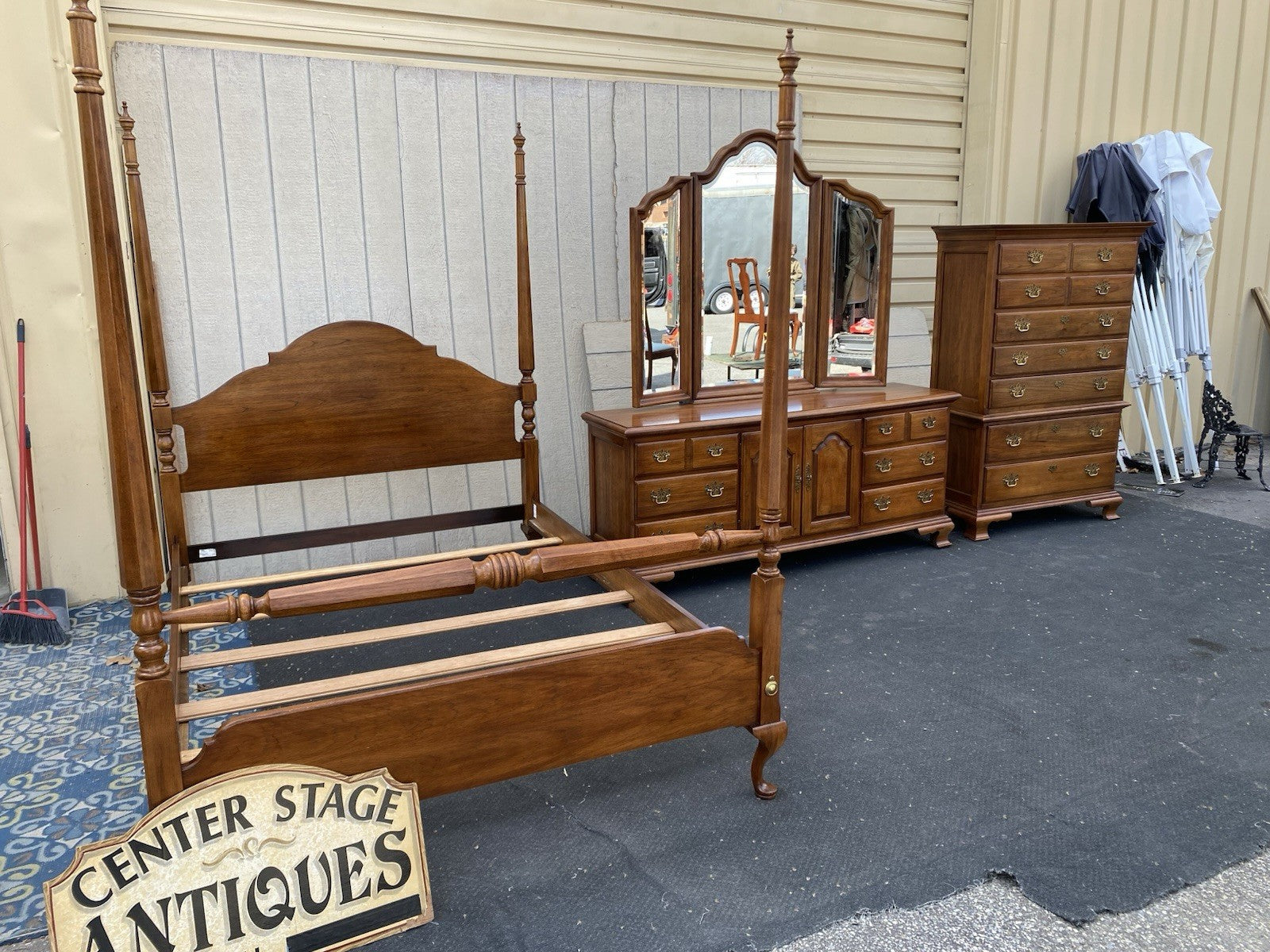 66572   THOMASVILLE Fisher  Park High Chest Dresser w/ Mirror Queen  Poster Bed