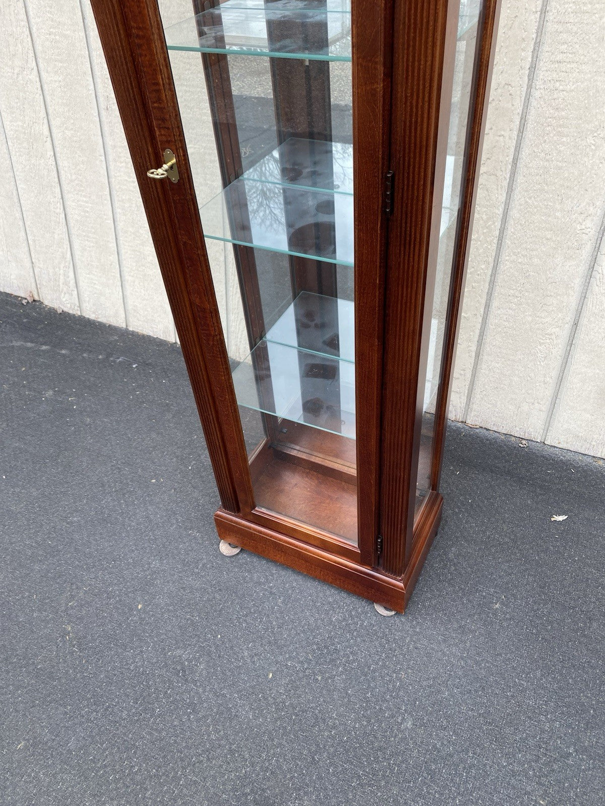 66472 HOWARD MILLER Mahogany Curio China Cabinet Clock