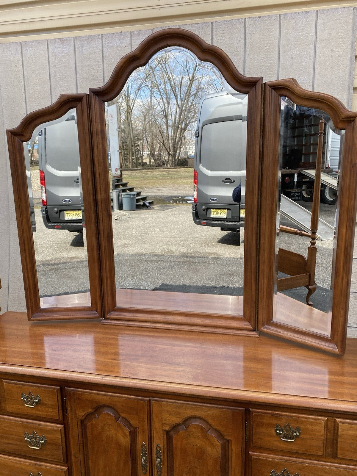 66572   THOMASVILLE Fisher  Park High Chest Dresser w/ Mirror Queen  Poster Bed