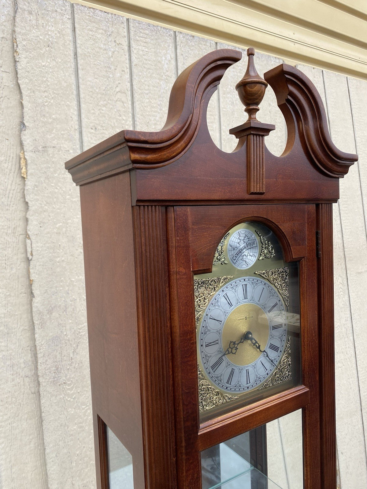 66472 HOWARD MILLER Mahogany Curio China Cabinet Clock