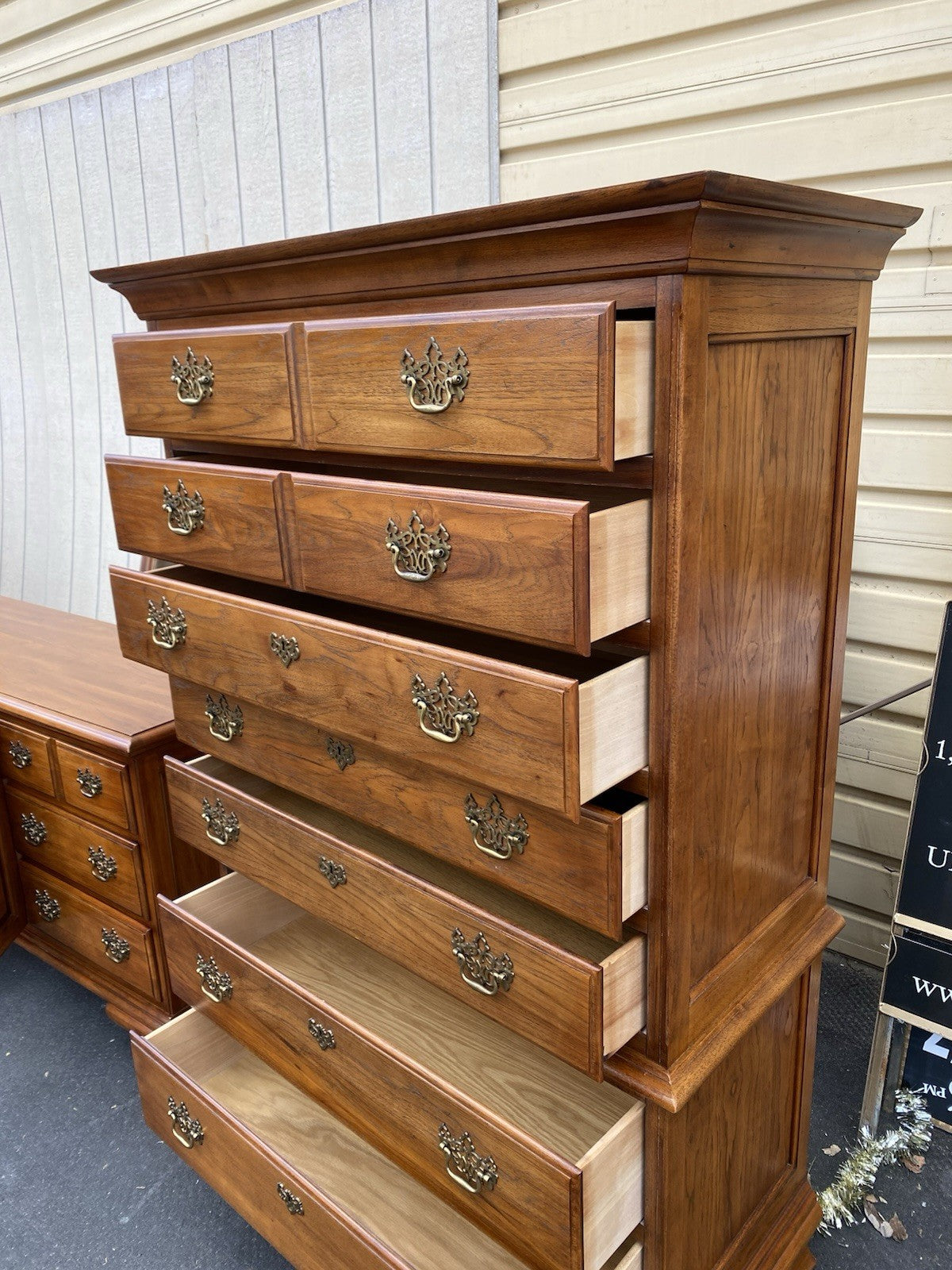 66572   THOMASVILLE Fisher  Park High Chest Dresser w/ Mirror Queen  Poster Bed