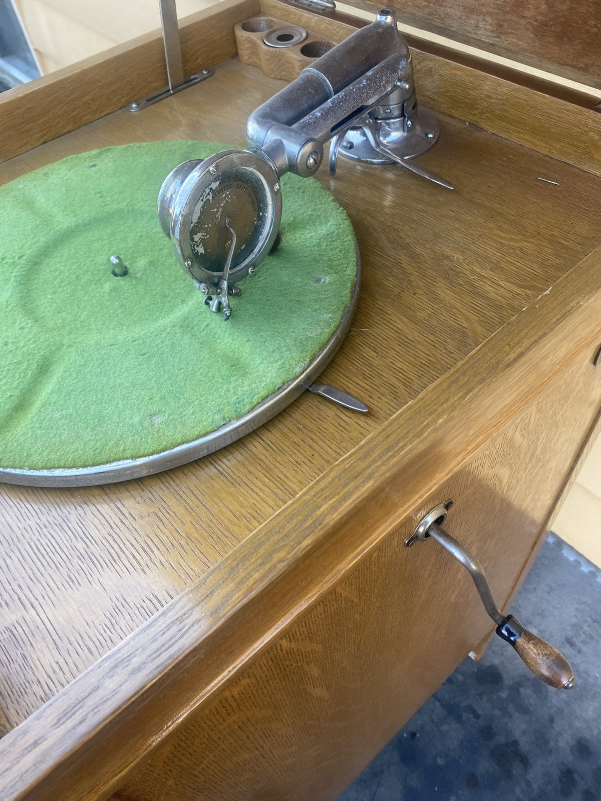 63818 Antique BRUNSWICK Oak Victrola PHONOGRAPH