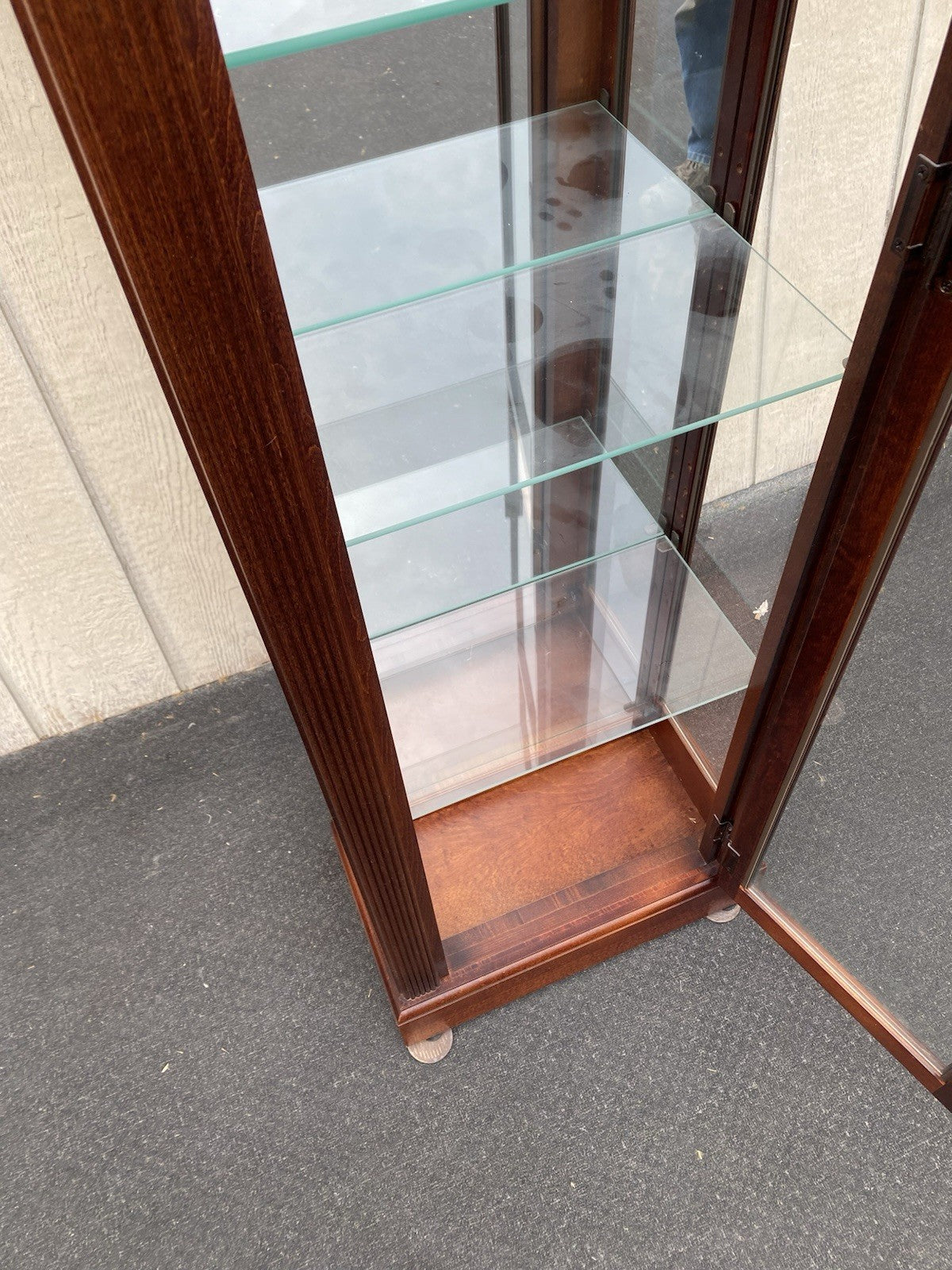 66472 HOWARD MILLER Mahogany Curio China Cabinet Clock