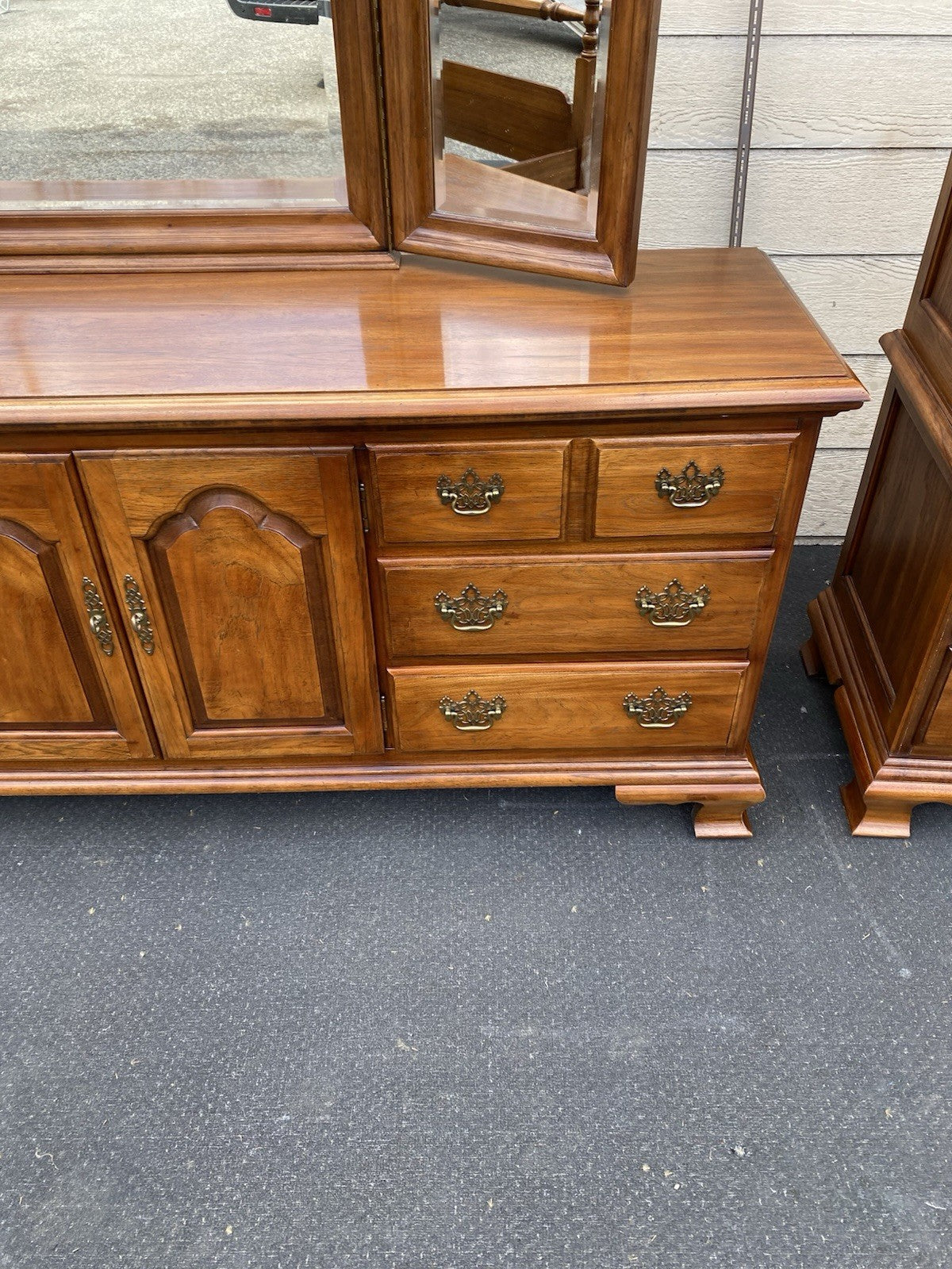 66572   THOMASVILLE Fisher  Park High Chest Dresser w/ Mirror Queen  Poster Bed