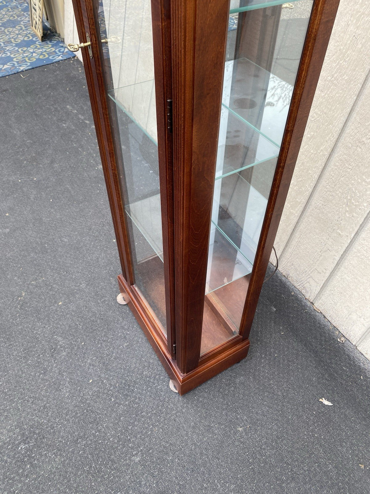 66472 HOWARD MILLER Mahogany Curio China Cabinet Clock