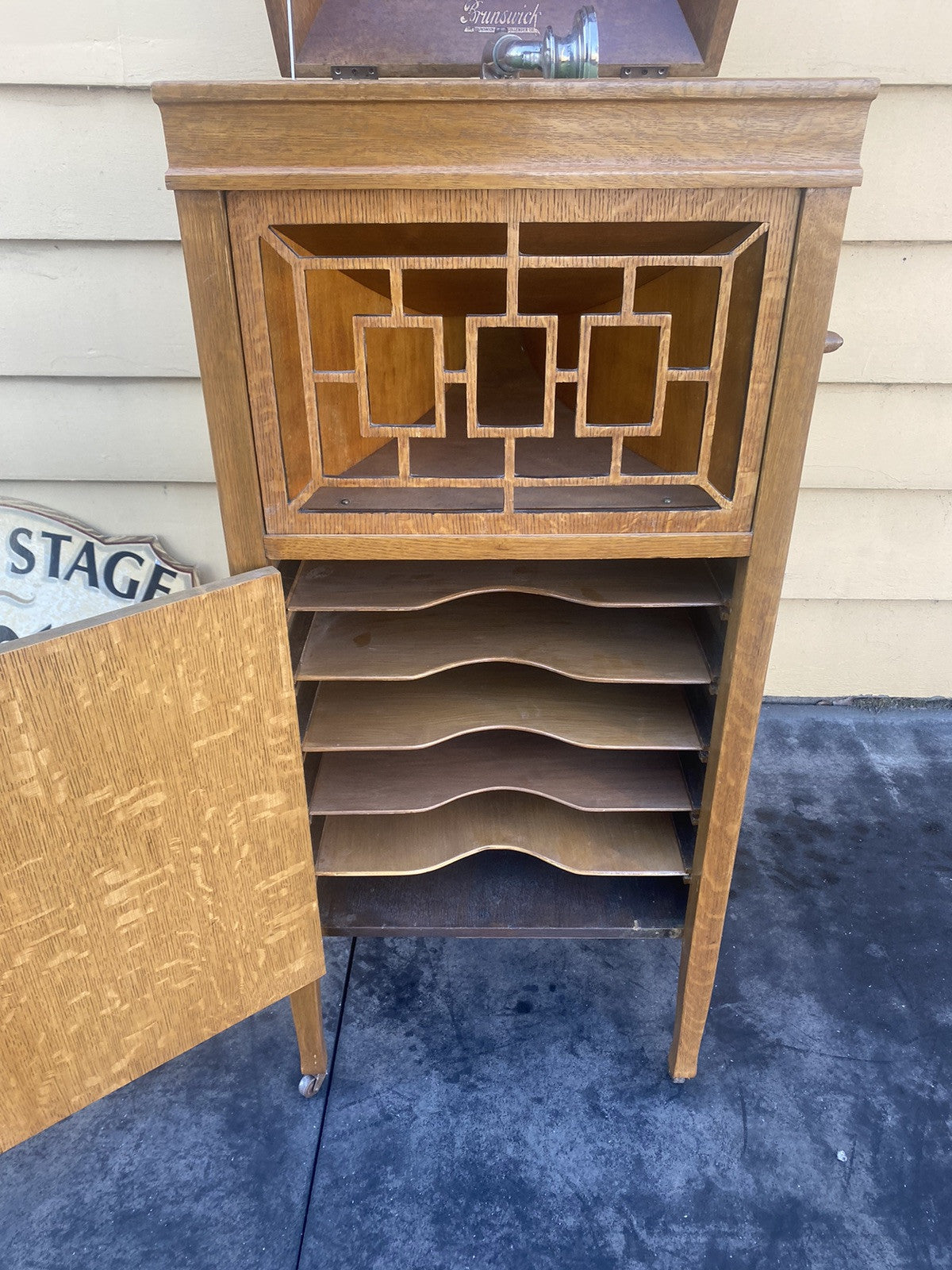 63818 Antique BRUNSWICK Oak Victrola PHONOGRAPH