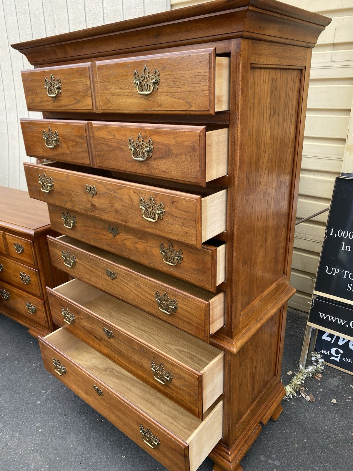 66572   THOMASVILLE Fisher  Park High Chest Dresser w/ Mirror Queen  Poster Bed