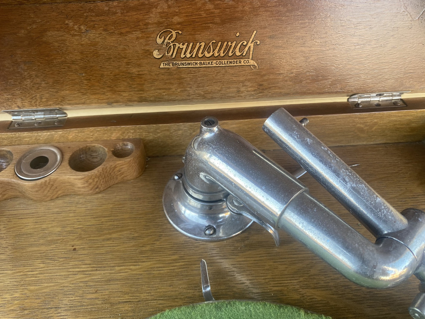 63818 Antique BRUNSWICK Oak Victrola PHONOGRAPH